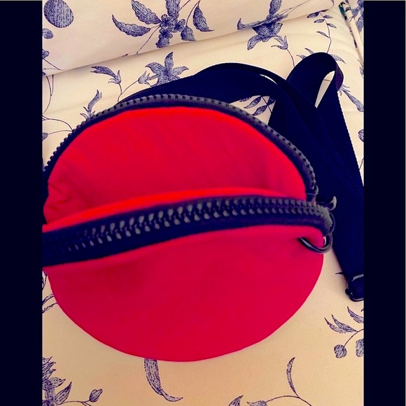 Circle cross-body bag Hot Pink/black strap - Picture 2 of 3